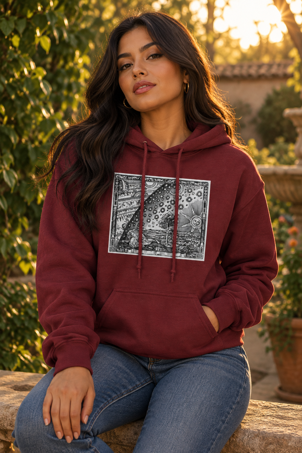Volwassen Latina-model draagt de Garnet Shape Matters Gildan 18500 hoodie in een warme groene binnentuin