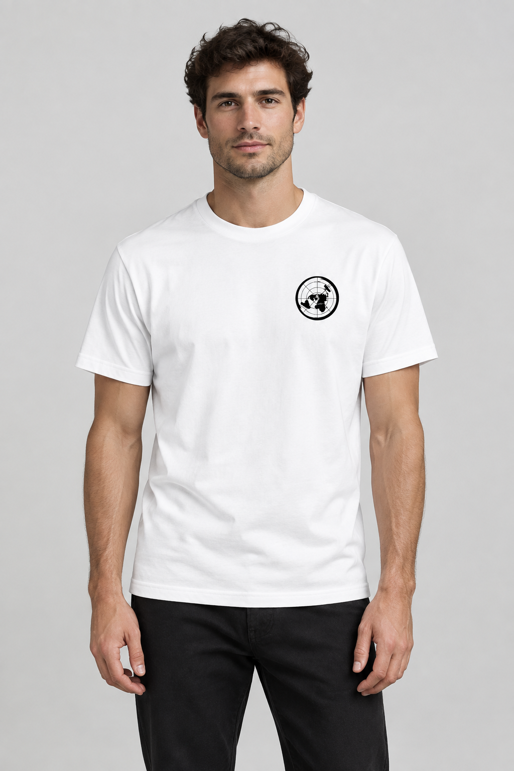 Mannelijk model draagt een wit Firmament Vibes T-shirt met klein zwart rond wereldkaartlogo op de linkerborst