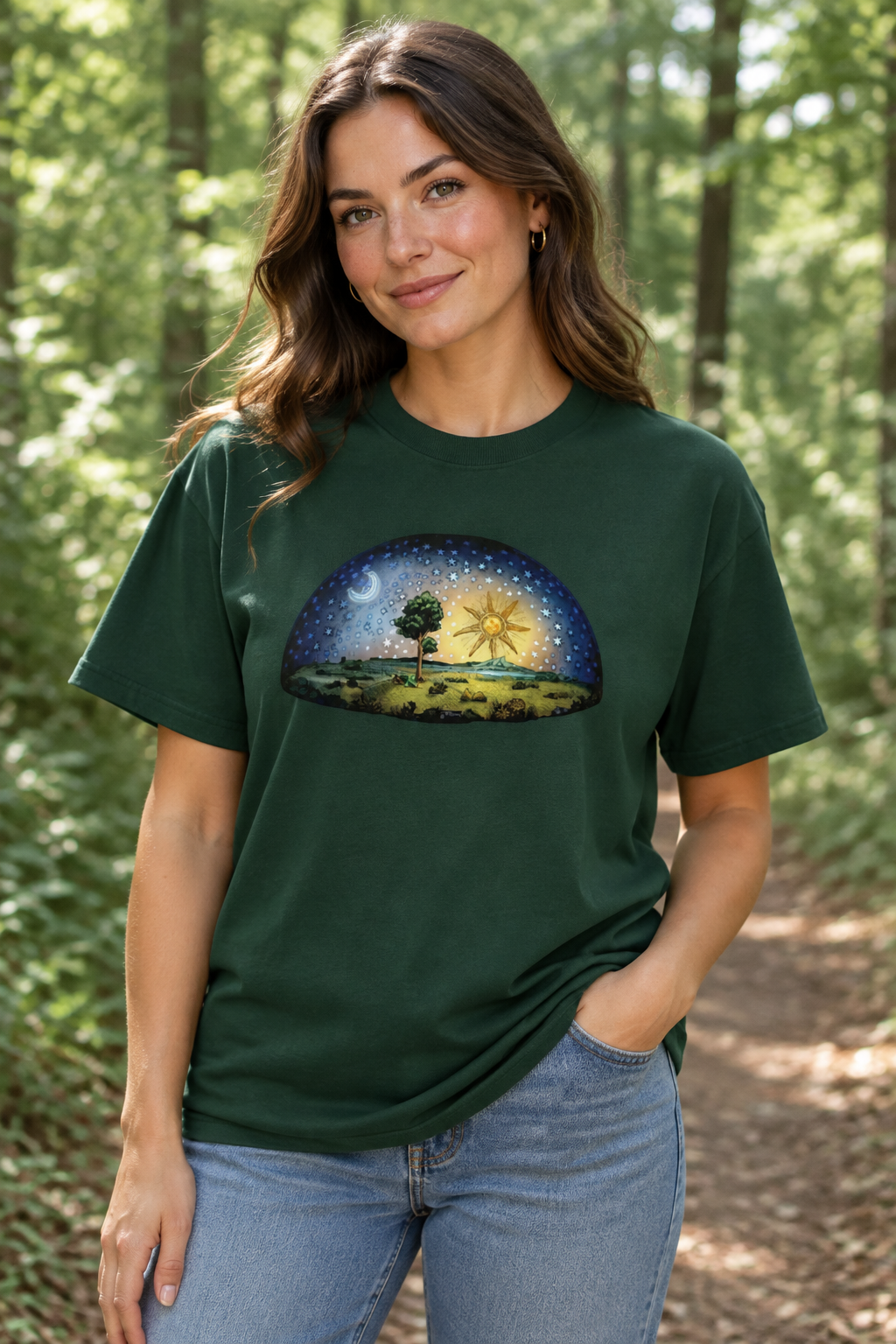 Vrouwelijk model draagt het Forest Green Shape Matters T-shirt op een bospad