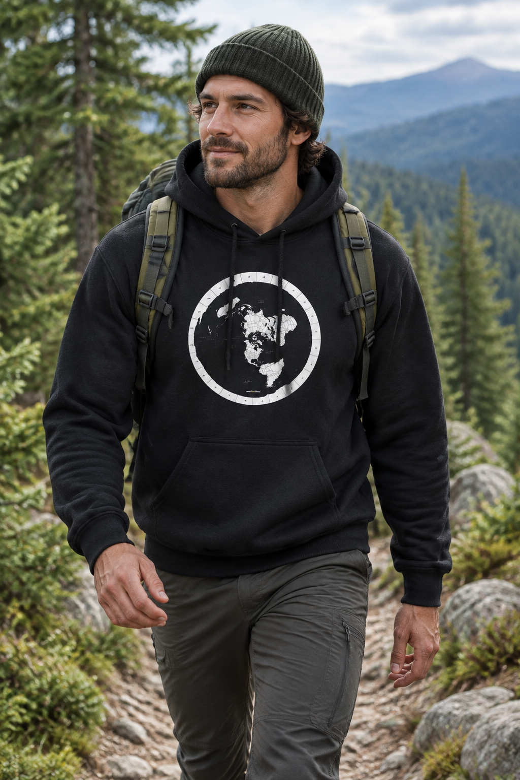 Stoere wandelaar met rugtas draagt de zwarte Plane Sight-hoodie op een natuurpad