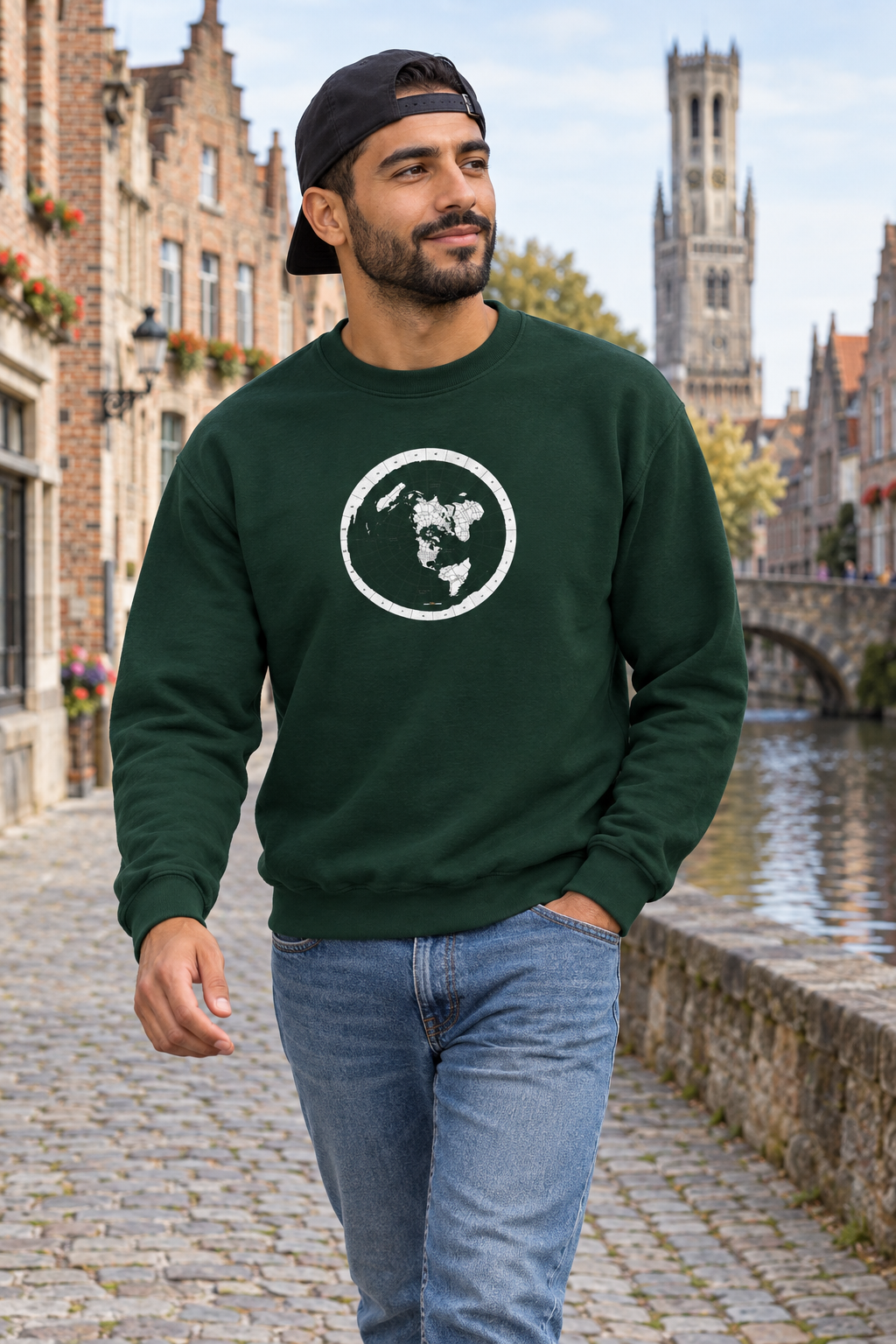 Marokkaanse man met pet achterstevoren wandelt langs de Brugse grachten in de Forest Green Plane Sight-sweatshirt